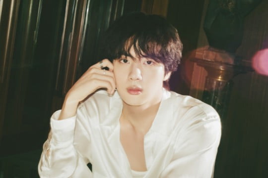 방탄소년단 진, 멀리서도 눈에 확 띄는 도발적 모습[TEN★]