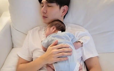 홍현희, 본격 육아 대디 된 ♥제이쓴 공개…쪼꼬미 아들 품에 안고 잠들었네[TEN★]