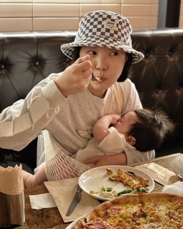 '임성빈♥' 신다은, "코로 들어간 건지 입으로 들어간 건지" 피자 먹을 때도 아들 못 내려놓는 육아맘[TEN★]