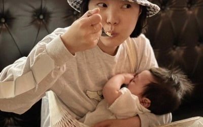 '임성빈♥' 신다은, "코로 들어간 건지 입으로 들어간 건지" 피자 먹을 때도 아들 못 내려놓는 육아맘[TEN★]