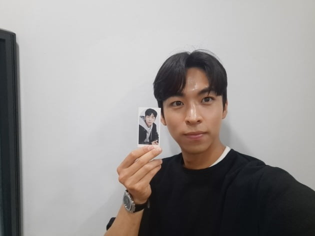 자신의 명함을 든 배우 주종혁./