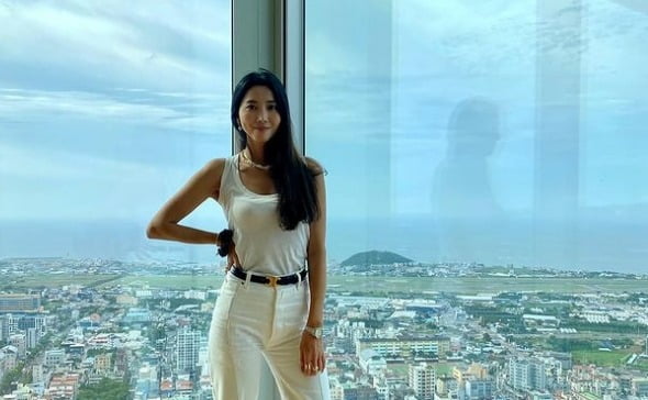 '싱글맘' 오윤아, 머리→발 끝 명품 C사 도배…5성급 호텔서 뽐낸 무보정 몸매[TEN★]