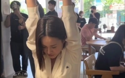 아이비, 'MZ세대 셀카' 여전히 도전 중…유행에 '진심 모먼트'[TEN★]
