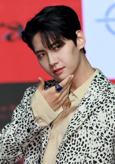 [TEN 포토] 이진혁 '뾰죽한 턱선'