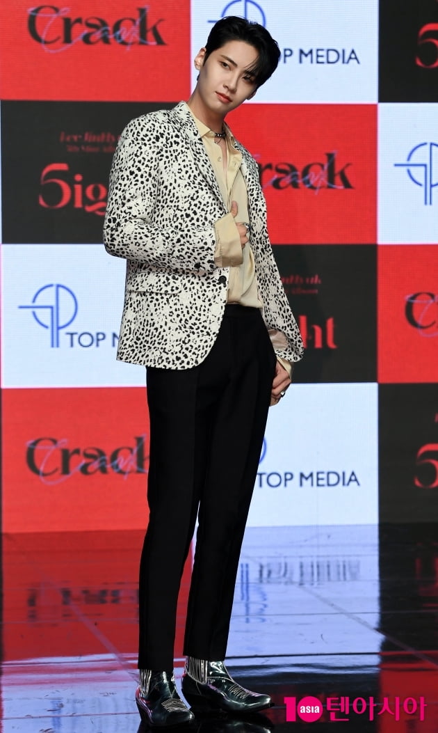 [TEN 포토] 이진혁 '타이틀곡 'Crack'으로 컴백'