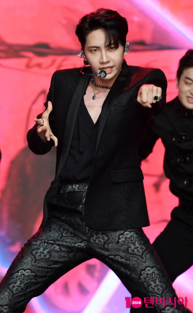 [TEN 포토] 이진혁 '파워 넘치는 무대'