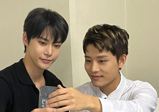 '이정재·정우성 셀카 사부' NCT 도영, 태일에게도 한 수 가르치는 중[TEN★]