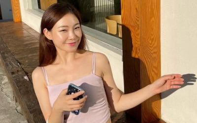 '돌싱글즈' 이아영, ♥남친이랑 여행갔나…나시만 입고 아찔한 노출[TEN★]