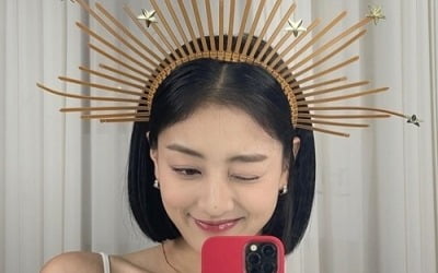 트와이스 지효, 메이크업 하나로 달라진 미모…'훈훈 남성'과 한 컷[TEN★]