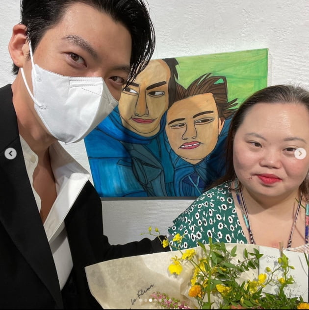'신민아♥' 김우빈, 정은혜 전시회 관람...국민남친 매너허리[TEN★]