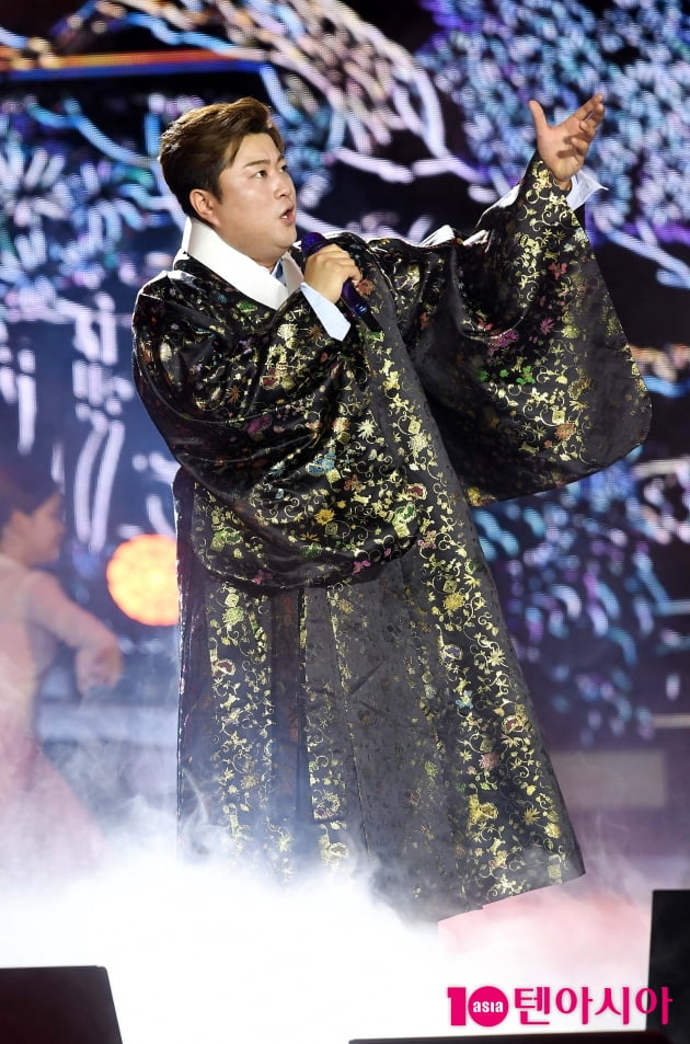 [TEN 포토] 김호중 '감탄사가 절로 나오는 무대'
