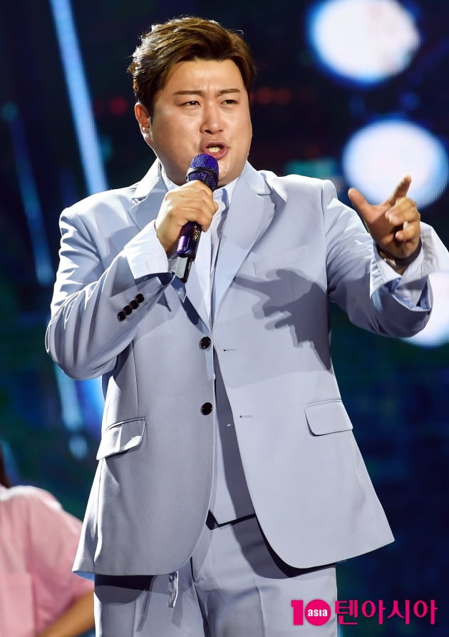 [TEN 포토] 김호중 '아리스 보고있나'