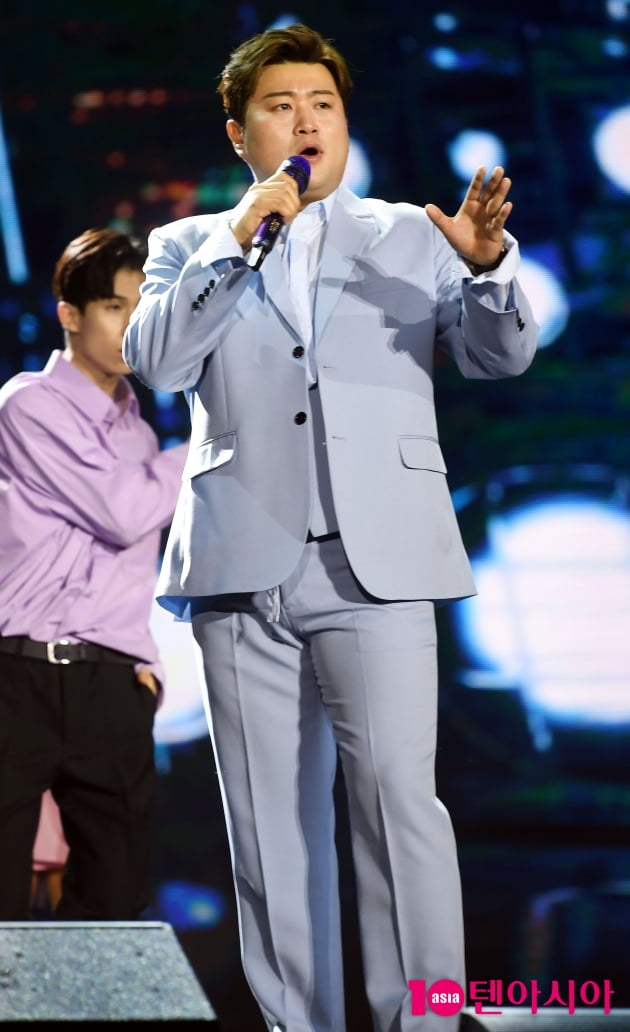 [TEN 포토] 김호중 '완벽한 수트핏'
