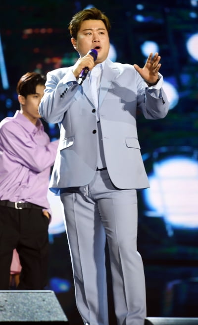 [TEN 포토] 김호중 '완벽한 수트핏'
