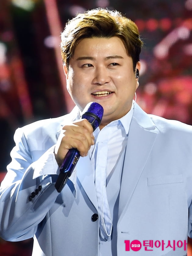 [TEN 포토] 김호중 '여심 사로잡는 꽃미소'
