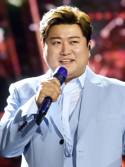 [TEN 포토] 김호중 '여심 사로잡는 꽃미소'
