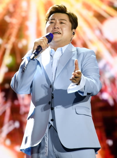 [TEN 포토] 김호중 '리듬타며~'
