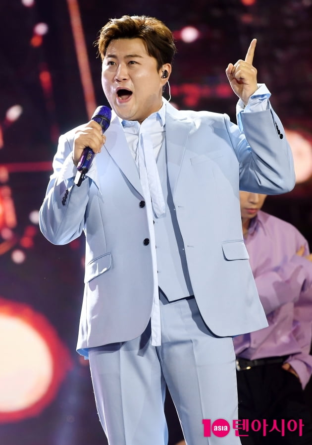 [TEN 포토] 김호중 '목 풀고 있는중'