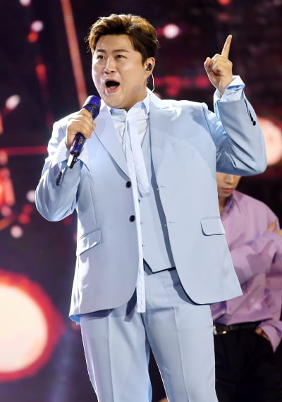 [TEN 포토] 김호중 '목 풀고 있는중'