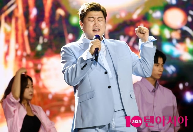 [TEN 포토] 김호중 '열정적인 무대