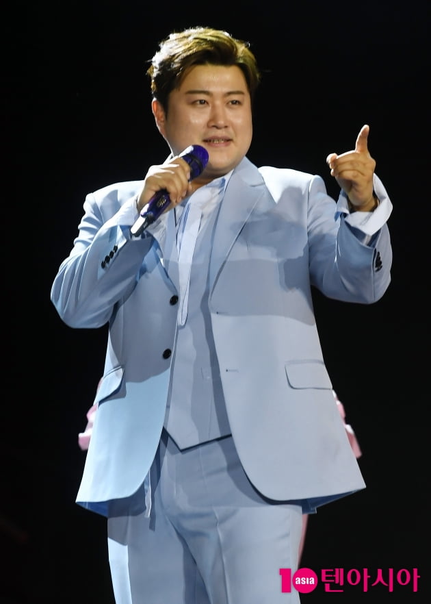 [TEN 포토] 김호중 '오늘도 멋지게~'