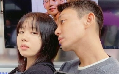 송혜교 따라하는 후배 여배우… 유아인과도 다정히 '찰싹' [TEN★]