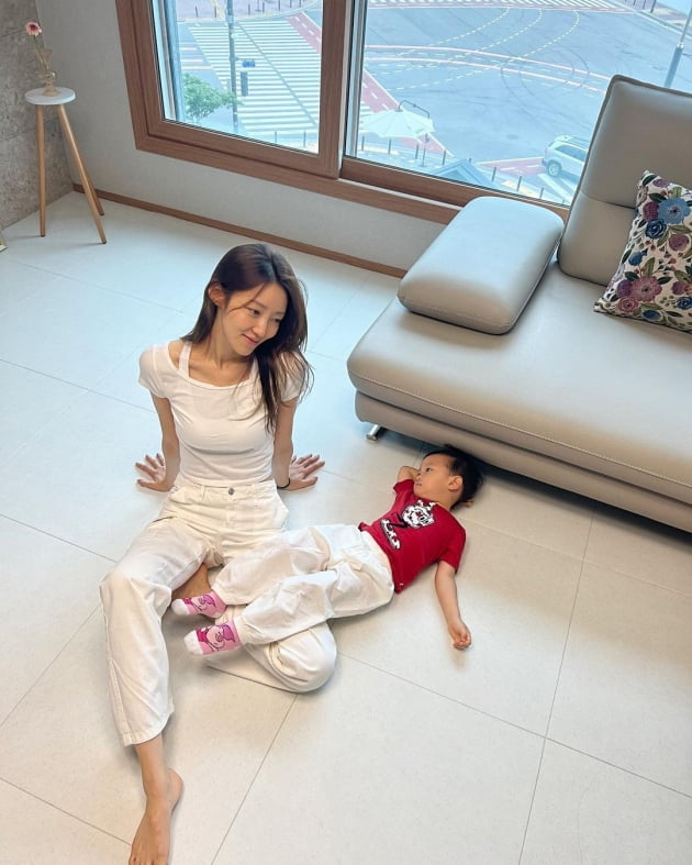 '임창정♥' 서하얀, 펜트하우스→절반 평수 이사…모던+깔끔 화이트 인테리어[TEN★]