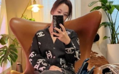 '이영돈♥' 황정음, C사 로고 가득 들어간 가디건과 맞춘 퀼팅백…도도한 자태[TEN★]