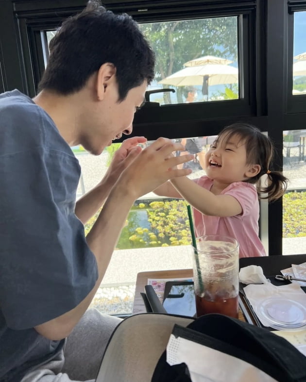 윤남기♥이다은 딸, 아빠만 보면 '꺄르르' 터지는 웃음…세상 둘도 없는 러블리 부녀[TEN★]