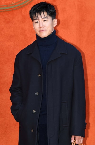[TEN 포토] 김무열 '윤승아가 반한 외모'