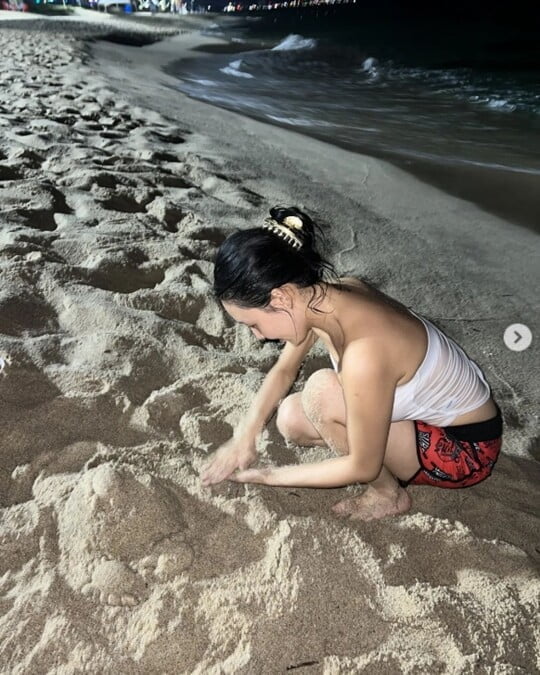 화사, 물에 젖은 시스루 수영복…글래머 몸매 그대로 드러나네 [TEN★]