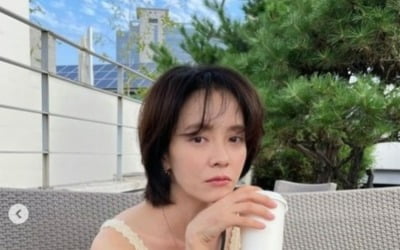 송지효, 가녀린 팔과 날카로운 턱선…'수수한 매력'의 여배우[TEN★]