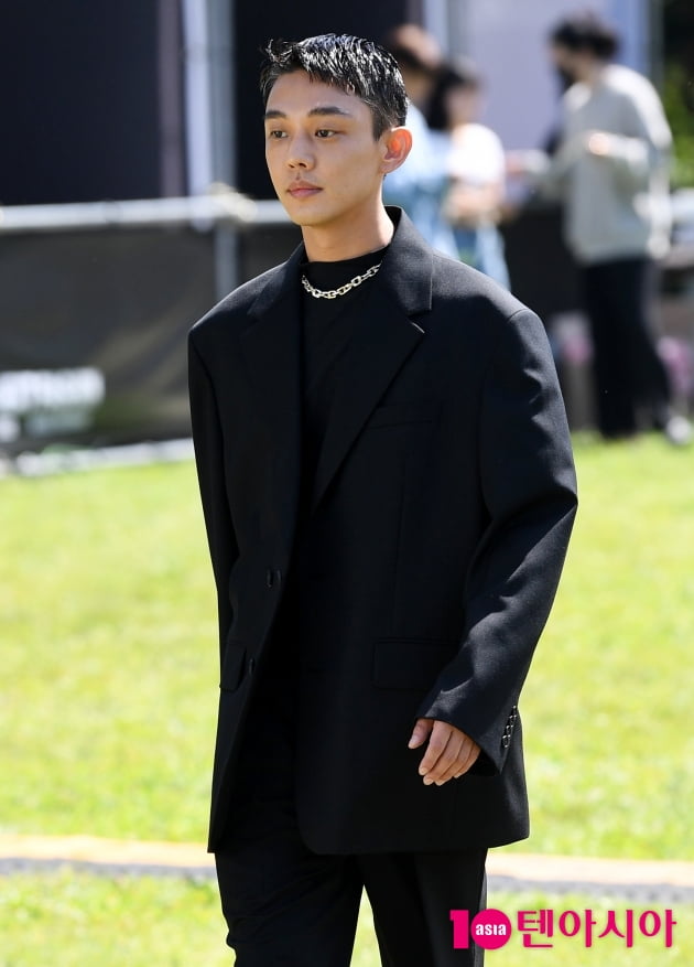 [TEN 포토] 유아인 '햇빛마저 질투하는 외모'