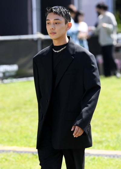 [TEN 포토] 유아인 '햇빛마저 질투하는 외모'