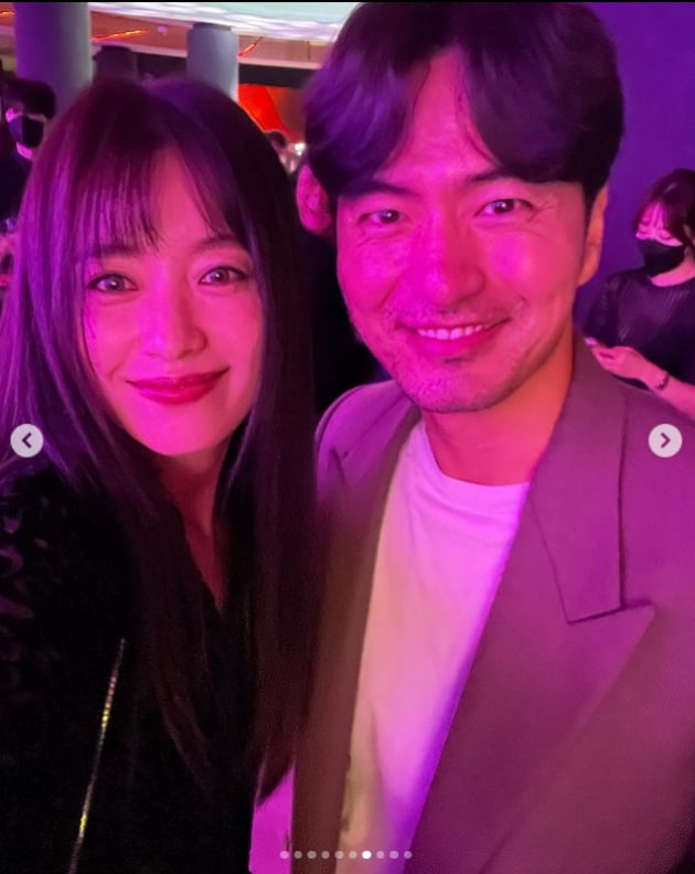 한효주, 한뼘 초미니로 아찔한 각선미 노출...정호연,이진욱,고수와 투샷[TEN★]