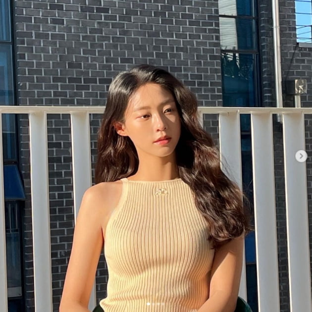 설현, 밀착 누드톤 원피스로 아찔한 섹시미...볼륨감 넘치는 몸매[TEN★]