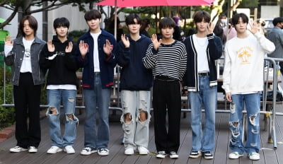 [TEN 포토] 블리처스 '훈훈한 손인사'