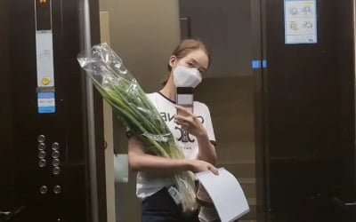 '안성현♥' 성유리, 명품 C사 티셔츠 입고 대파를 꽃다발처럼 든 쌍둥이맘[TEN★]