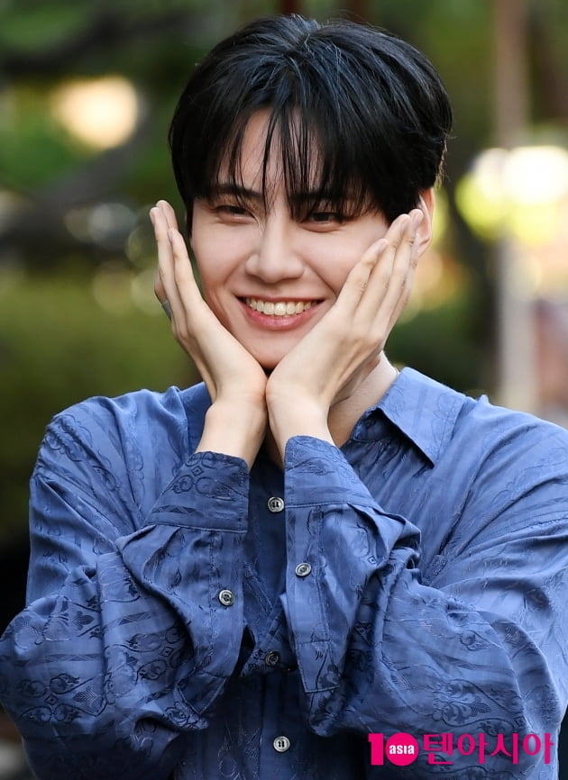 [TEN 포토] 이진혁 '섹시가이의 꽃미소'