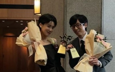 '3년 연속 올해의 예능인' 장도연, 트로피+꽃다발 들고 유재석과 찰칵 "상 탔다"[TEN★]