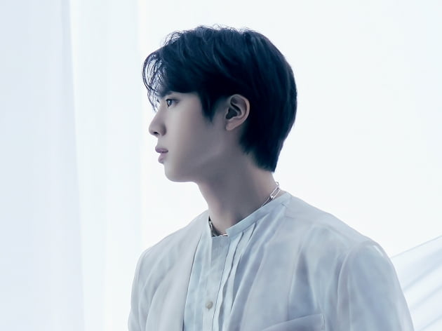 방탄소년단 진, 빌보드 핫 트렌딩 송즈 'Yours' 42주-'슈퍼 참치' 38주 연속 솔로 2곡 차트인
