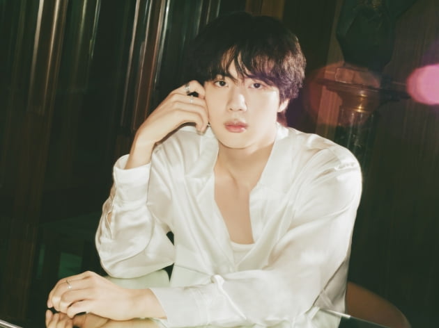 방탄소년단 진, 빌보드 핫 트렌딩 송즈 'Yours' 42주-'슈퍼 참치' 38주 연속 솔로 2곡 차트인