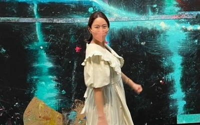 '치과의사♥' 전혜빈, 가린다고 가렸지만…D라인 뽐내며 전시회 나들이[TEN★]