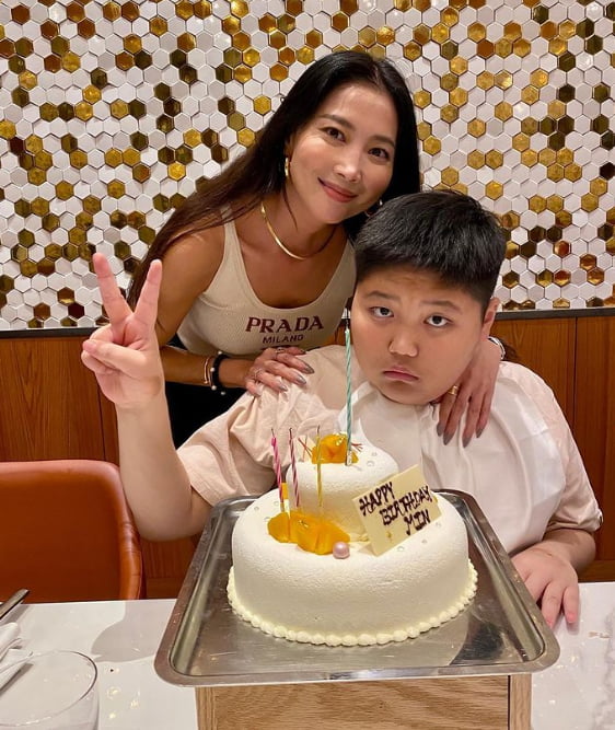 오윤아, 명품 P사 나시입고 아들 '생일파티' 참석[TEN★]