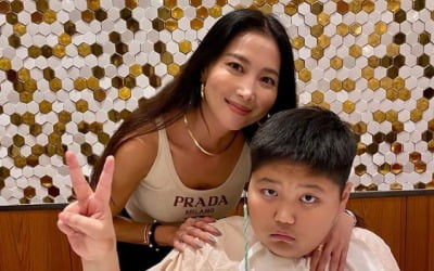 오윤아, 명품 P사 나시입고 아들 '생일파티' 참석[TEN★]