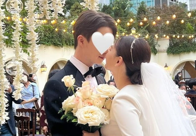 김수민, 2세 연상 훈남과 화보 같은 야외 결혼…격정적인 키스[TEN★]