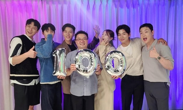 [공식] 여름 유일 코미디 '육사오', 100만 돌파…고경표→박세완 감사 인증샷