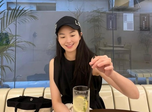 셀럽에서 MC된 류이서, 오늘도 자체발광 미모…♥전진과 카페 데이트[TEN★]
