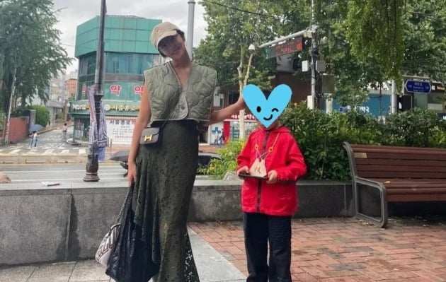 '이영돈♥' 황정음, 명품 H사 미니백 메고 아들과 찰칵…점점 드러나는 여배우 포스[TEN★]