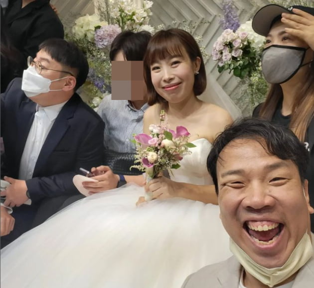 오나미 결혼=개그맨들의 축제?…오지헌, 신부대기실서 찰칵[TEN★]